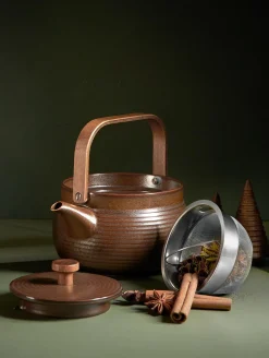 teekanne mit Holzgriff, brown