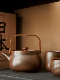 teekanne mit Holzgriff, brown