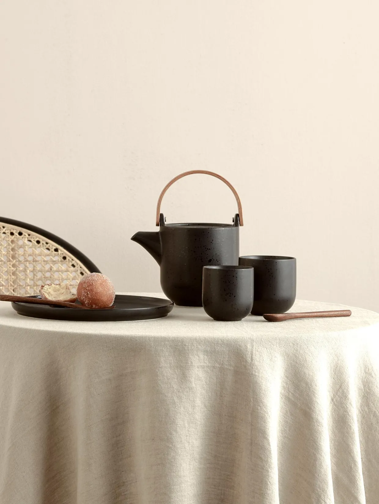 teekanne mit holzgriff, kuro