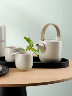 teekanne mit hellem holzgriff, tofu